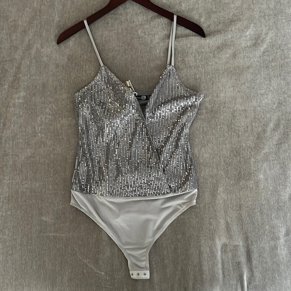 Boo Hoo Silver/Gray Sequined Faux Wrap Plunge Neck Strappy Bodysuit Small NWT - Picture 2 of 6